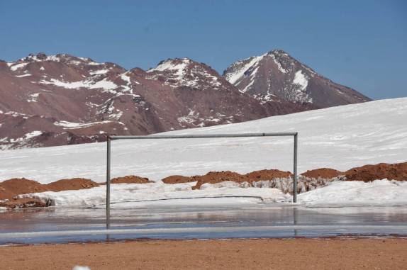 Campo de futebol a 5 mil metros de altura!!! (na aduana Boliviana da região da Laguna Colorada)